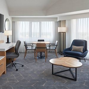 Deluxe Queen Suite